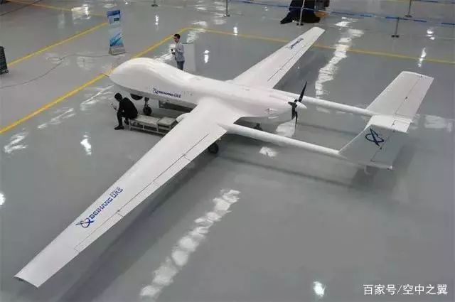 國產(chǎn)BZK-005C型察打一體雙尾無人機插圖1 與傳統(tǒng)無人機相比,BZK-005C最大的特點就是采用了獨特的雙尾撐啟動布局