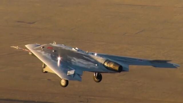 點擊放大 俄版“忠誠僚機”S-70“獵人”無人機(內置彈艙可攜帶2.8噸彈藥)