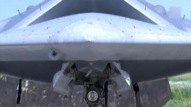 點擊放大 俄版“忠誠僚機”S-70“獵人”無人機(內置彈艙可攜帶2.8噸彈藥)