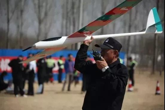 公安大學(xué)開設(shè)《無人機(jī)警務(wù)駕駛》課程(四個(gè)教學(xué)模塊共32學(xué)時(shí))插圖1 公安大學(xué)首次開設(shè)《無人機(jī)警務(wù)駕駛》課程