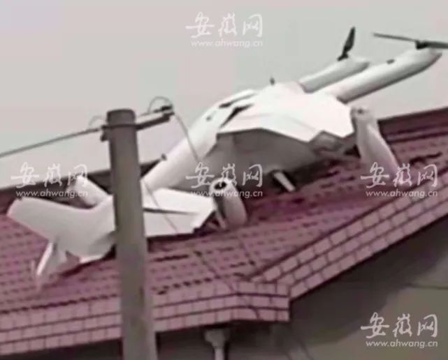 安徽寧國(guó)大型無人機(jī)墜落屋頂(無人機(jī)大約有3米長(zhǎng))插圖 圖片